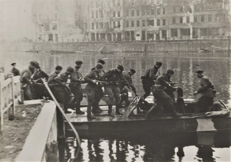 Landing on the semi-glider NKL-27 of the Dnieper military flotilla