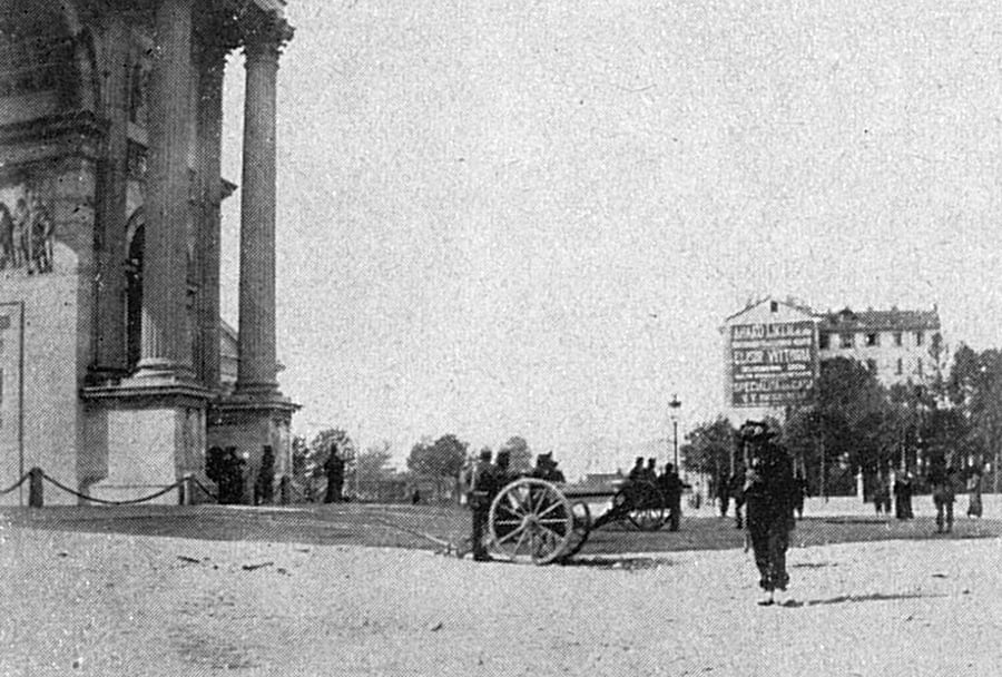 Bersaglieri and Cannons at the Arch of Peace during the Milan riots of 1898