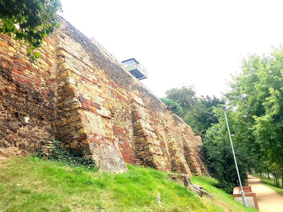 Karlov, bastion Božích muk, kostely v okoli