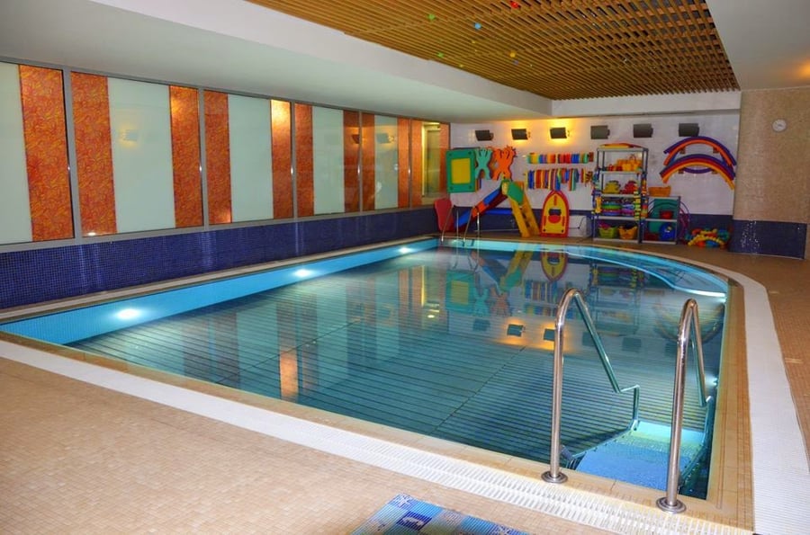 The pool and bar Julis