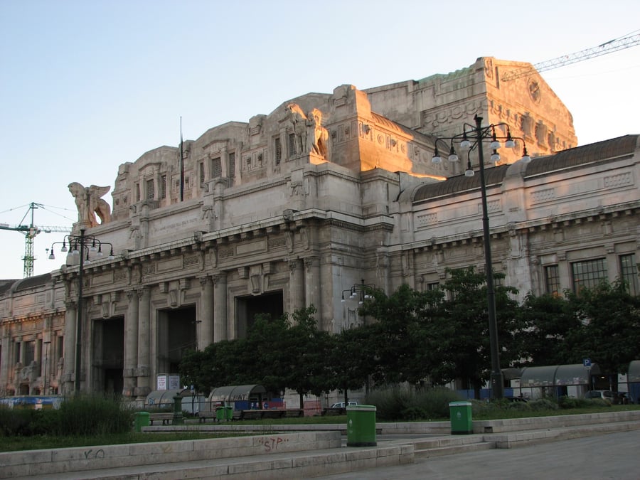 Hlavní vlakové nádraží (Stazione Milano Centrale)
