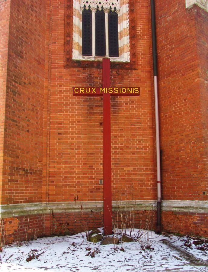 Kříž za kostelem