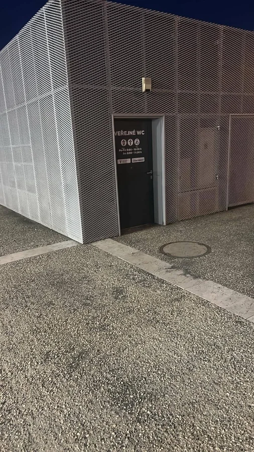 Infostánek Náměstí Ostrava-Jih - na náměstí, zvenčí Infostánku