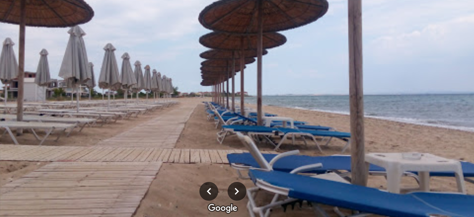 Přístup do moře - pláž Flogita Halkidiki. Řecko