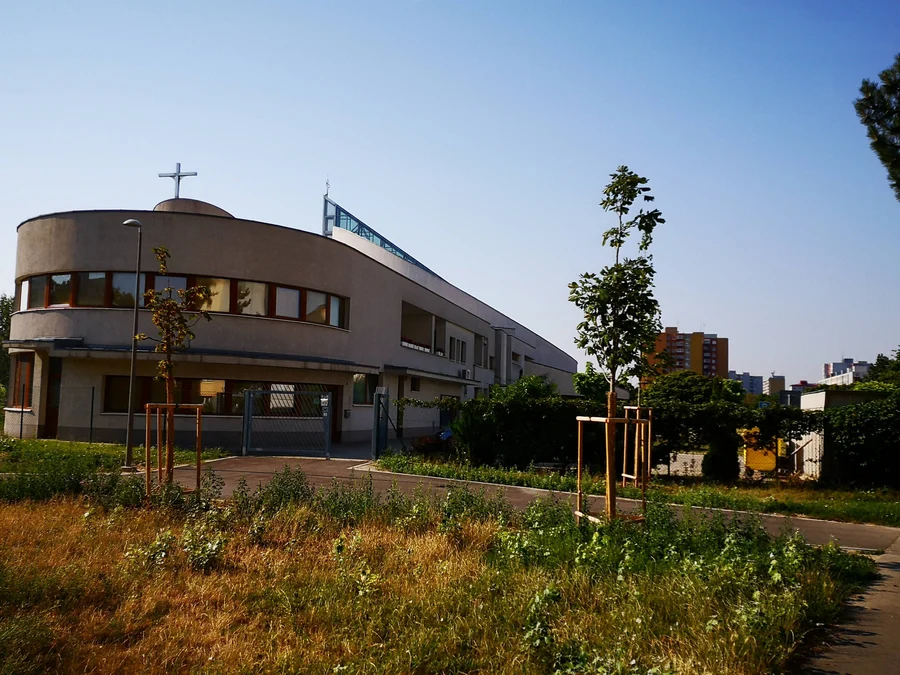 Kostel Sv. rodiny nám. J. Pavla II., Bratislava, Slovensko