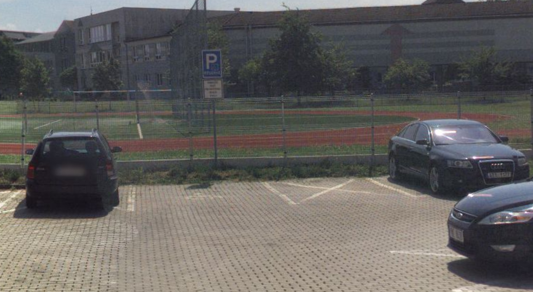 2x vyhrazené místo pro invalidy