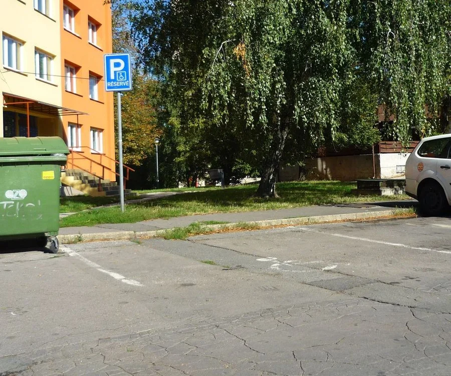 Vyhraztené parkoviště