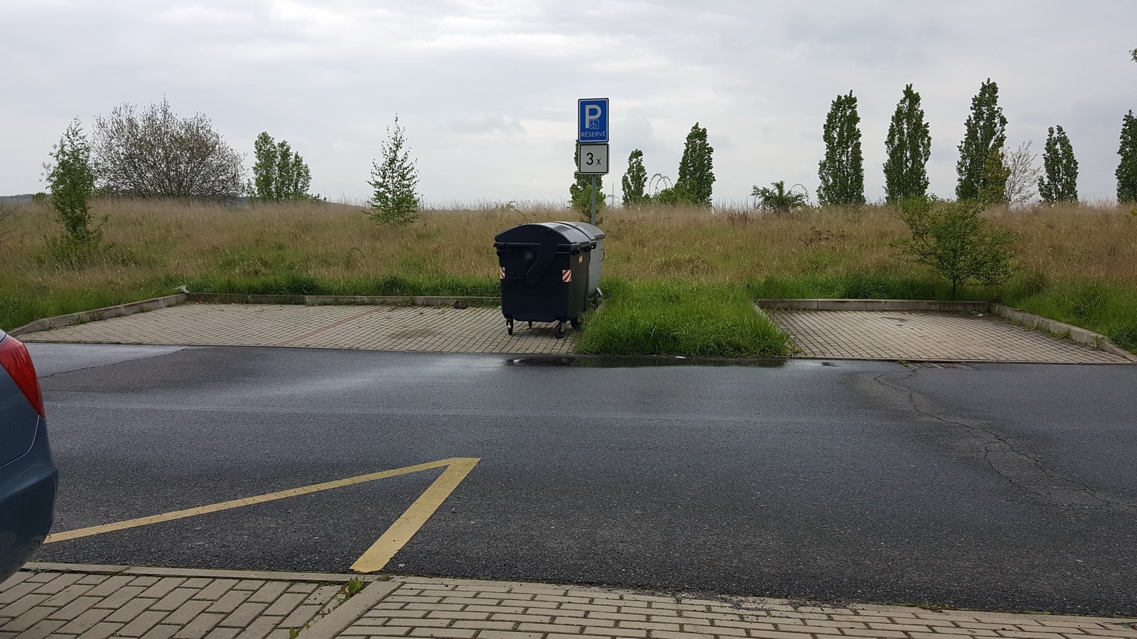 Tři vyhrazená parkovací místa