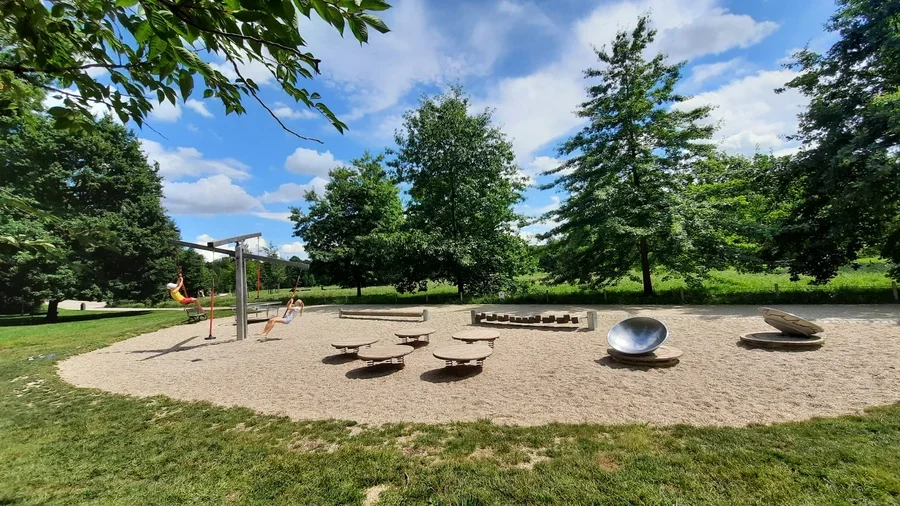 U čítárny Playground