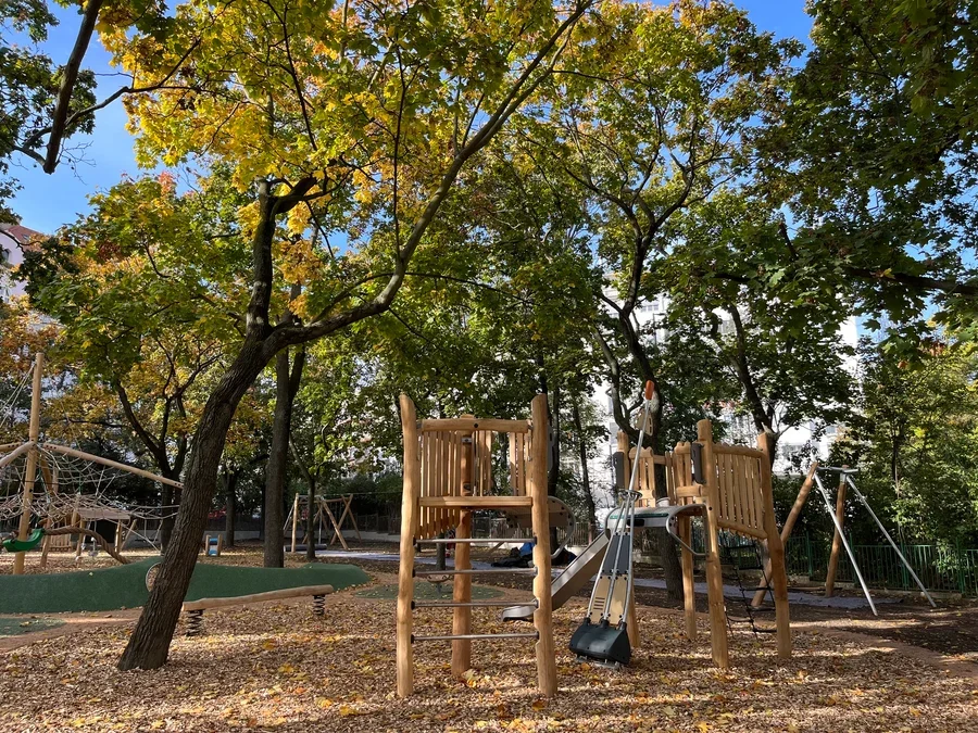 General Kutlvašr Square Playground – Pendulum Swing