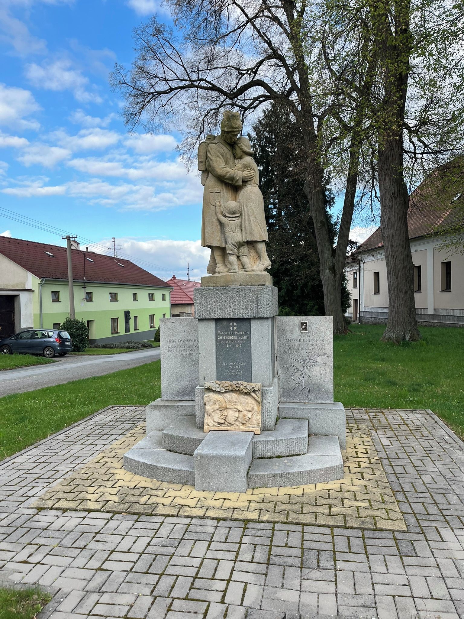 Pomník obětem světových válek a připoomenutí vystěhování.