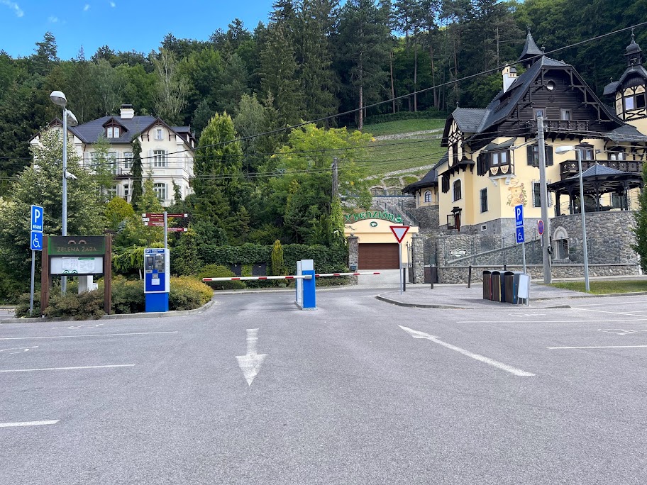 4 parkovacie miesta za rampou
