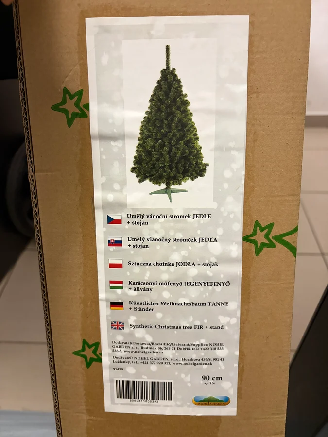 Daruji vanoční strom s ozdobama