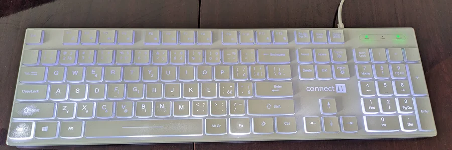 Klávesnice, bezdrátová myš (používané, ale funkční)