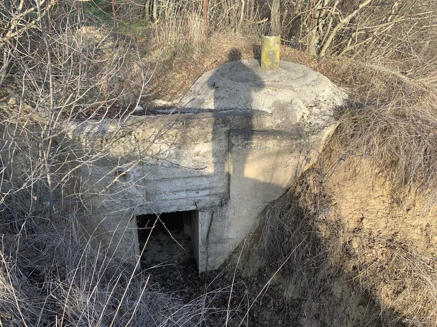 Guľometné podzemné hniezdo - bunker "Tobruk"