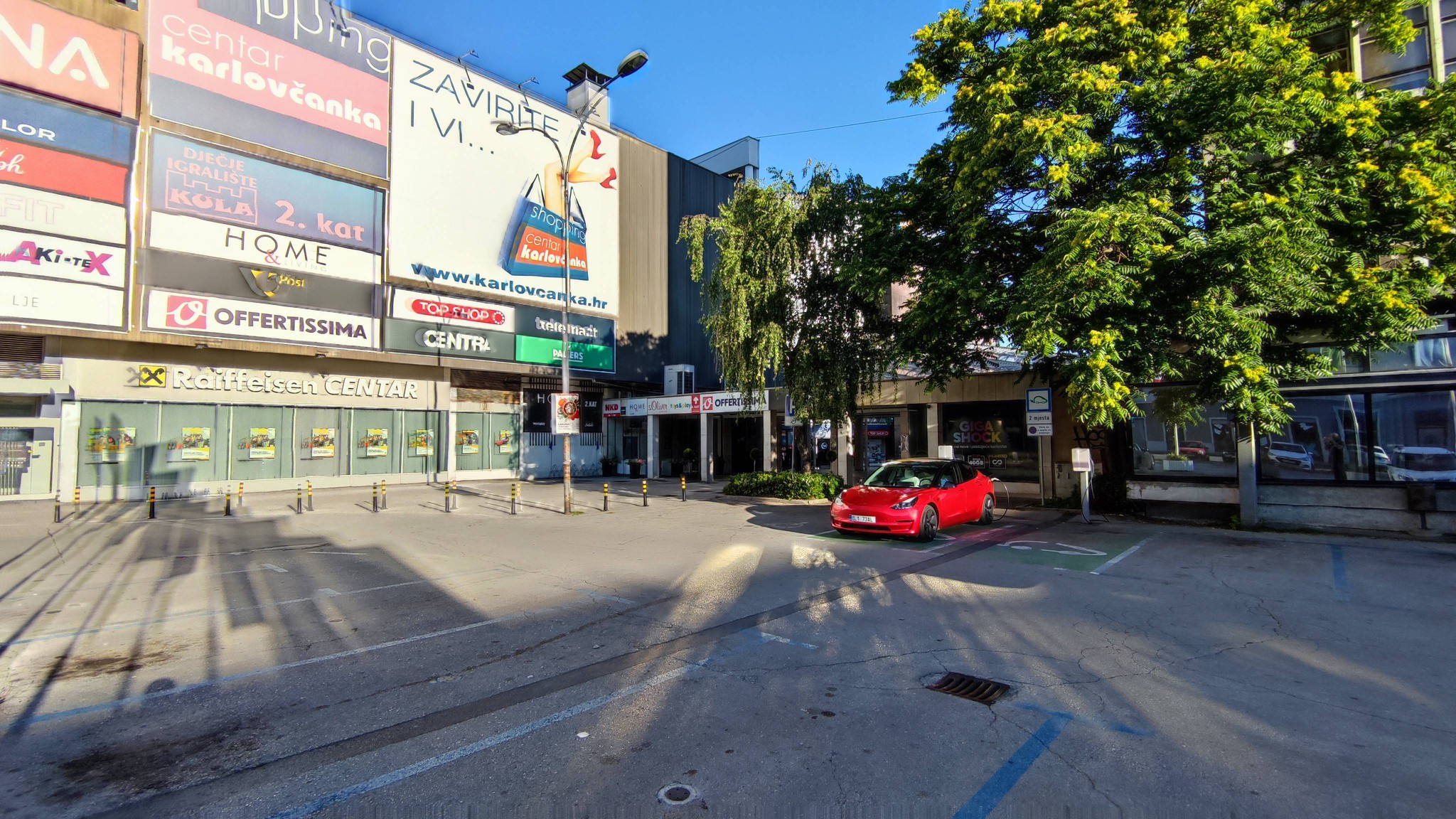 Karlovac . AC 2ks sloupek včetně kabelu mennekes.